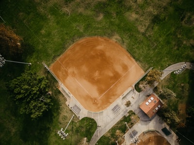 航空摄影的棕色棒球场周围绿地
